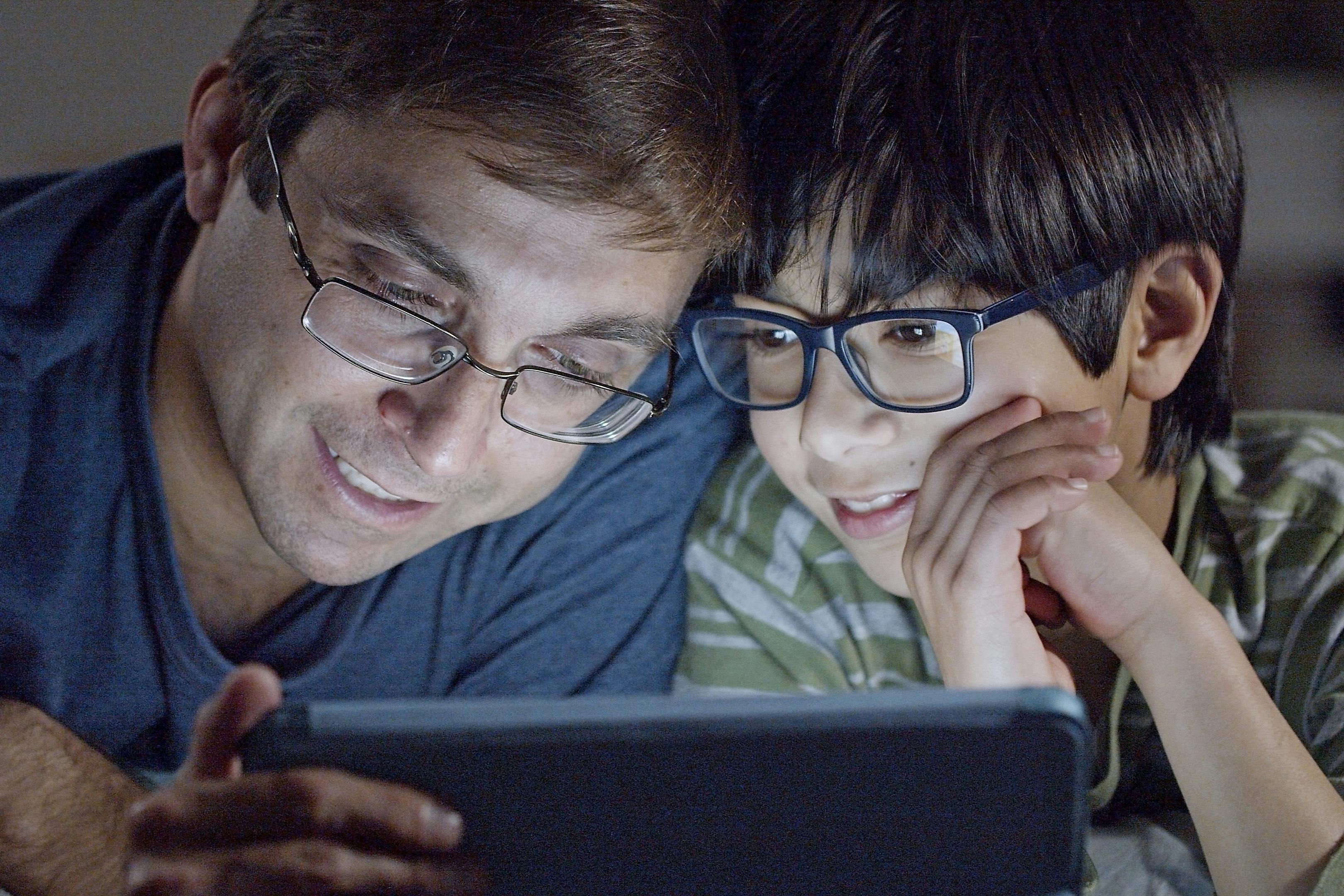 Un père et son enfant partageant un moment